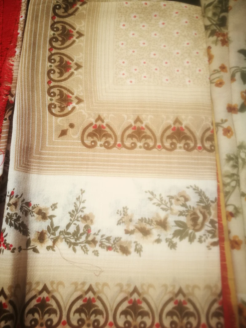 Foulard donna in pura lana, cm 76 x cm 76, tessuto leggero e a fantasia. 150g.