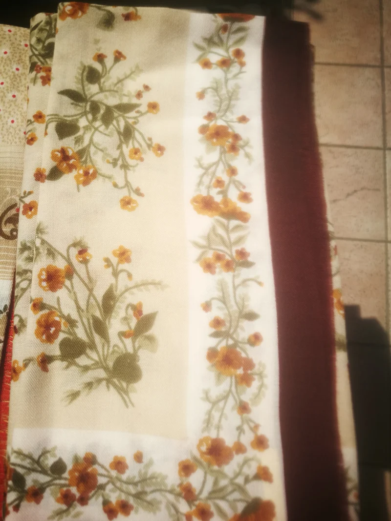 Foulard donna in pura lana, cm 76 x cm 76, tessuto leggero e a fantasia. 150g.