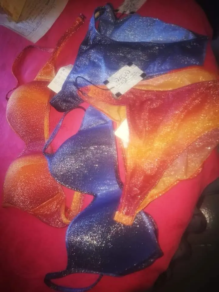 Due bikini in tessuto lurex, taglia 44. 400g.