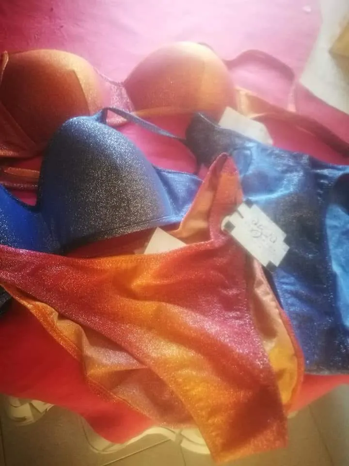 Due bikini in tessuto lurex, taglia 44. 400g.