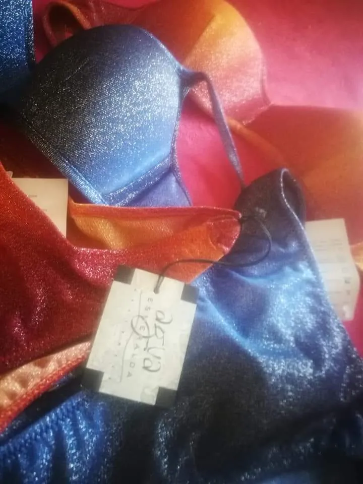 Due bikini in tessuto lurex, taglia 44. 400g.