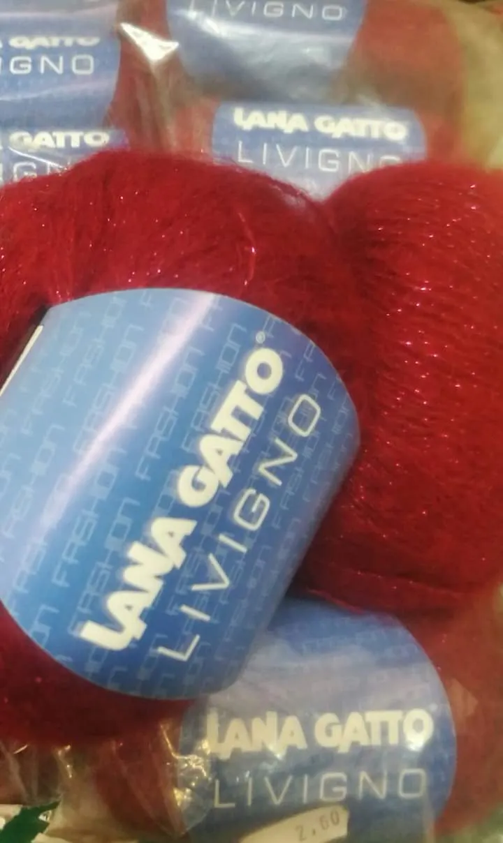 Livigno Gatto, misto lana mohair e poliestere. Gomitoli da 25g e 217 m. Rosso carminio e blu con lurex. 250g..