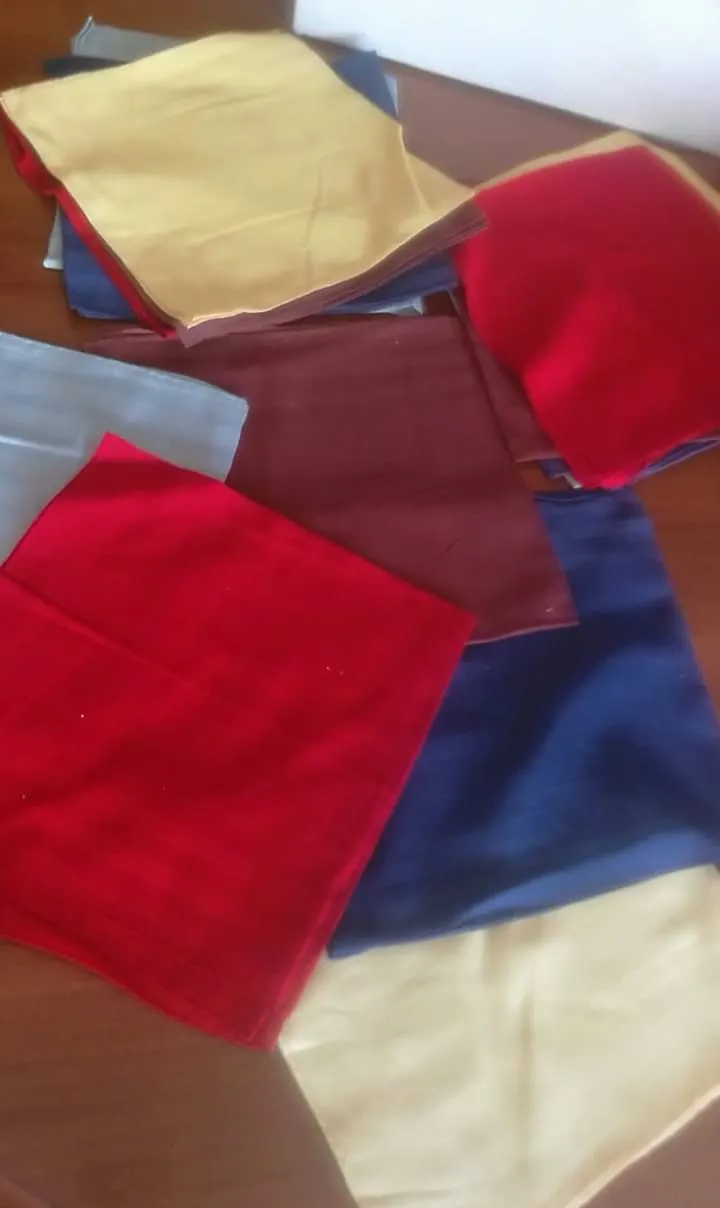 Cinque fazzoletti(50x50) di puro cotone in tinta unita, colori assortiti. 250g