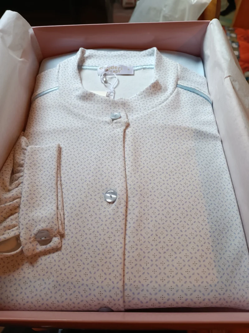 Pigiama donna, Desideri, aperto, manica lunga, delicata fantasia. 800g.
