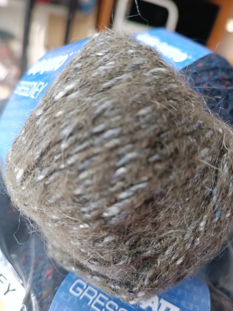 Mix di fibre nobili, lana, mohair, seta e altre per un filato speciale: Gressoney Lana Gatto. 500 g.