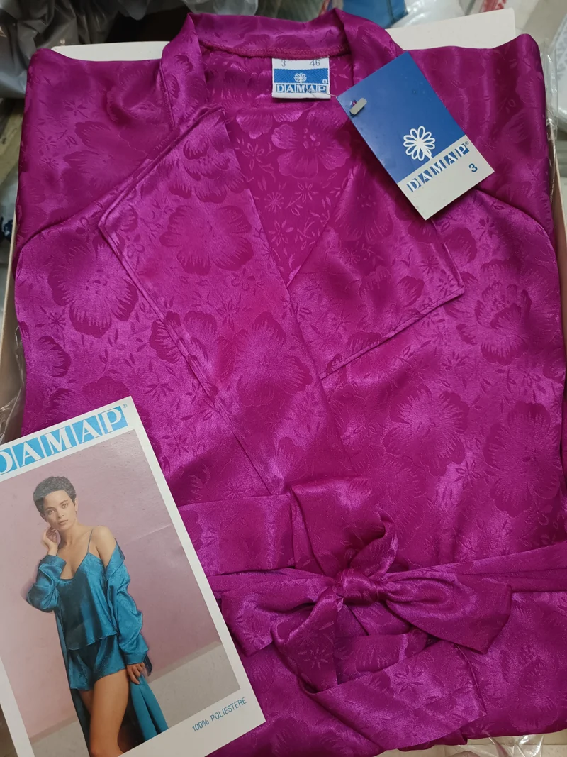 Elegante vestaglia di raso da donna, colore fucsia, taglia 46 e 50. 500g.