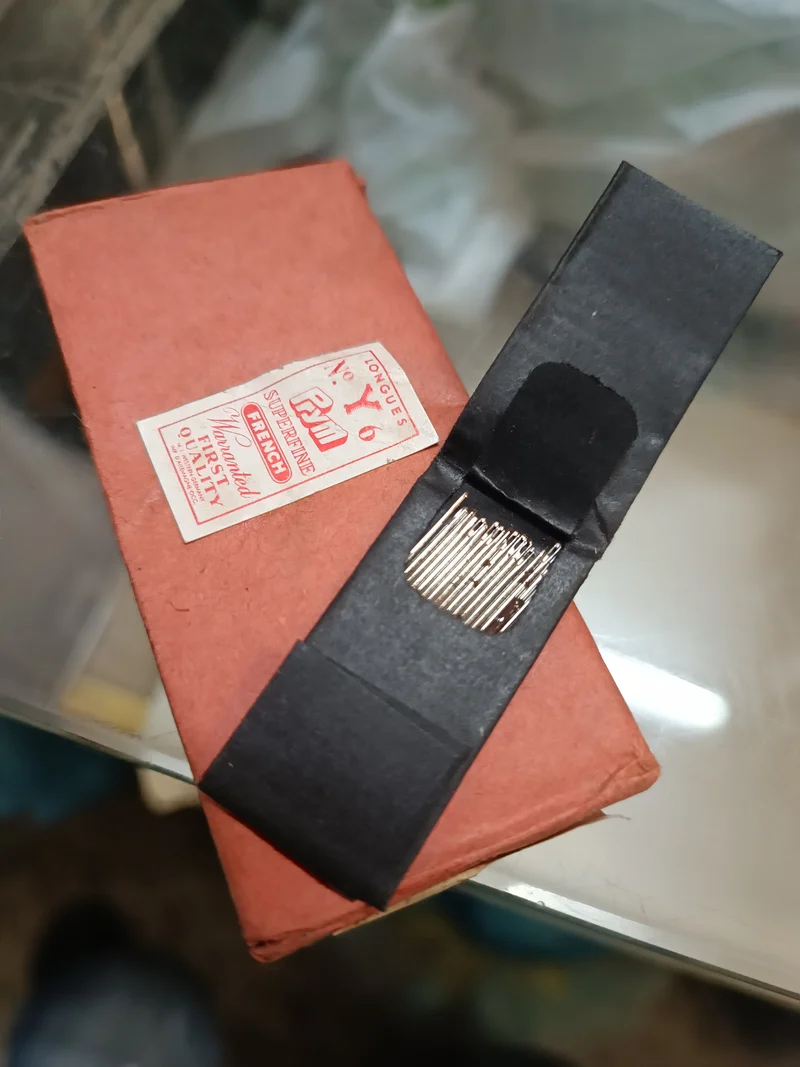 Confezione vintage contenente 80 bustine di 20 aghi da ricamo n 6. Da collezione. 100g.