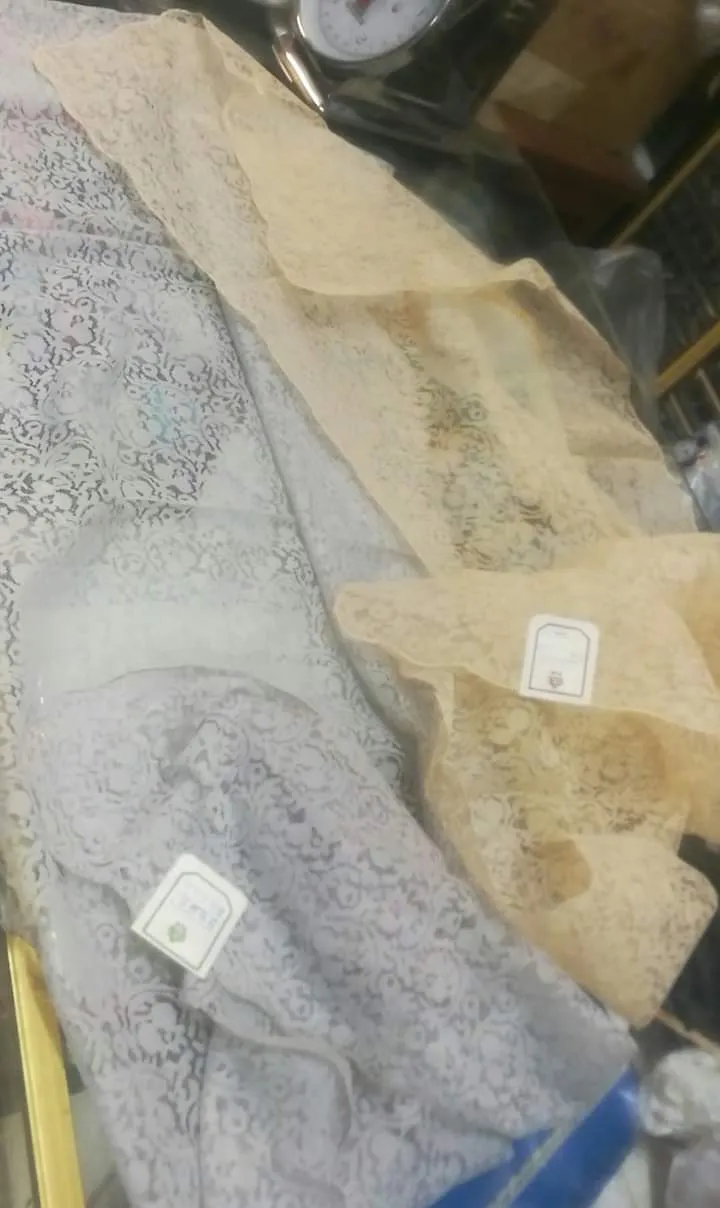 Due stole vintage di pizzo. Possono essere usate come coprispalla o pareo al mare, 100g.