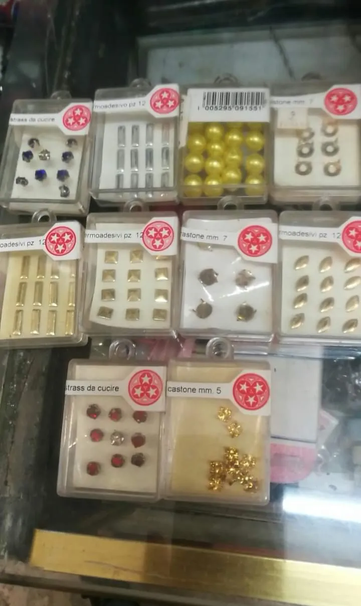 Cucirini Tre Stelle, dieci confezioni assortite di materiale per applicazioni . 100g.