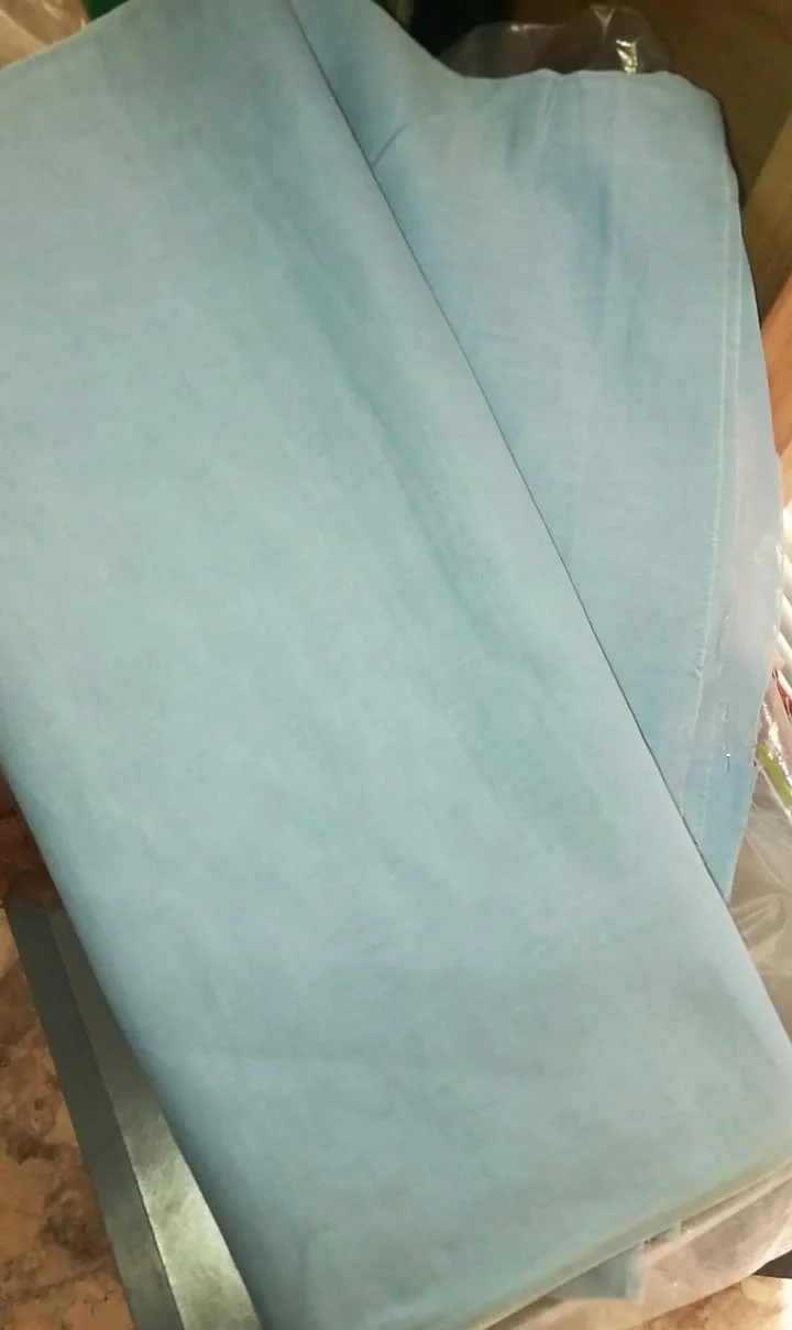 Un taglio di misto lino Zucchi, colore celeste, altezza 90cm e lunghezza 3,80m. I primi 80cm sono un po' macchiati dal tempo.400g.