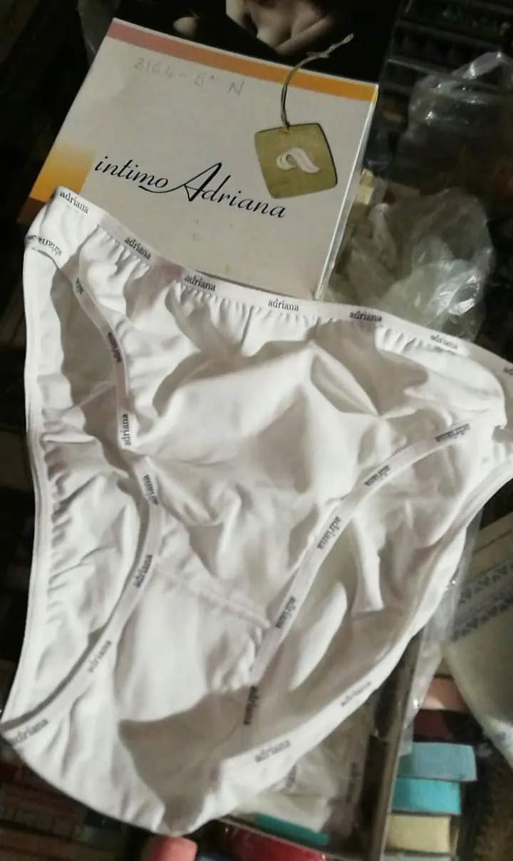 Slip donna Adriana in puro cotone elasticizzato. Tre paia, colore bianco, taglia V. 150g.