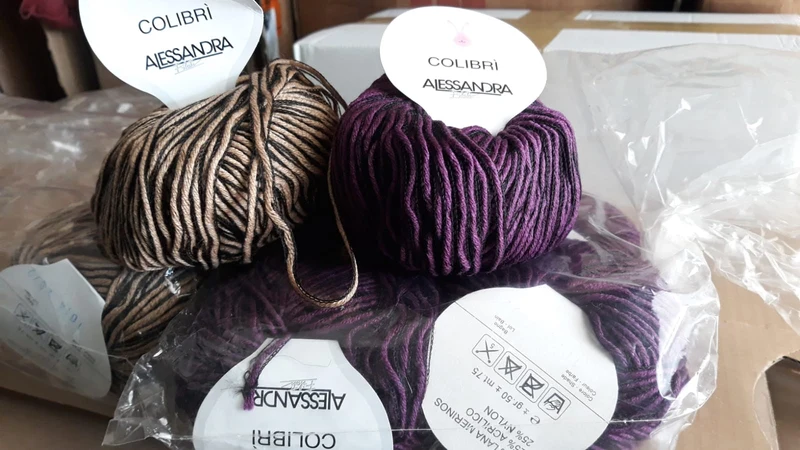 Colibrì di Alessandra, delicato ed elegante filato profilato. Mix di due fantasie. 650g.