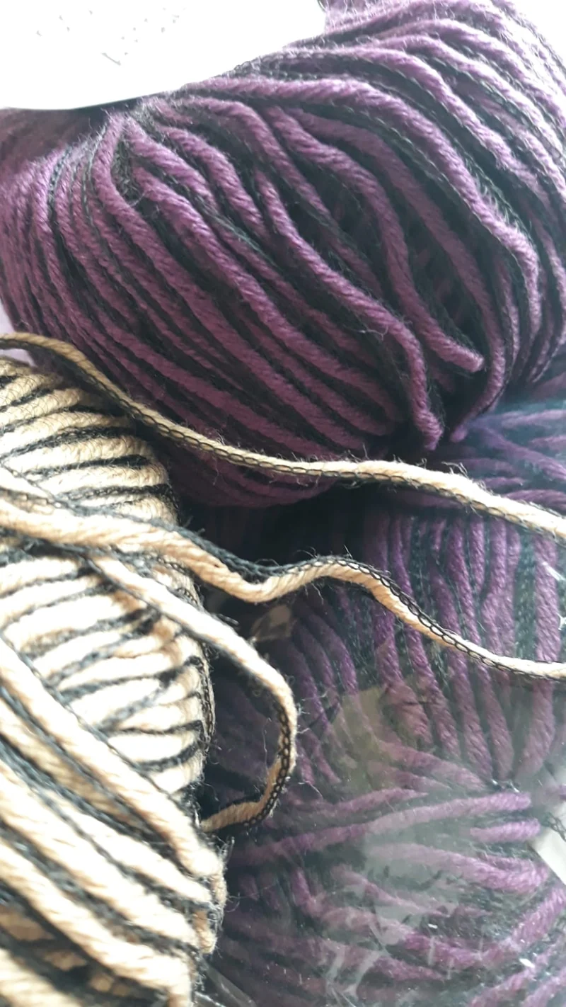 Colibrì di Alessandra, delicato ed elegante filato profilato. Mix di due fantasie. 650g.