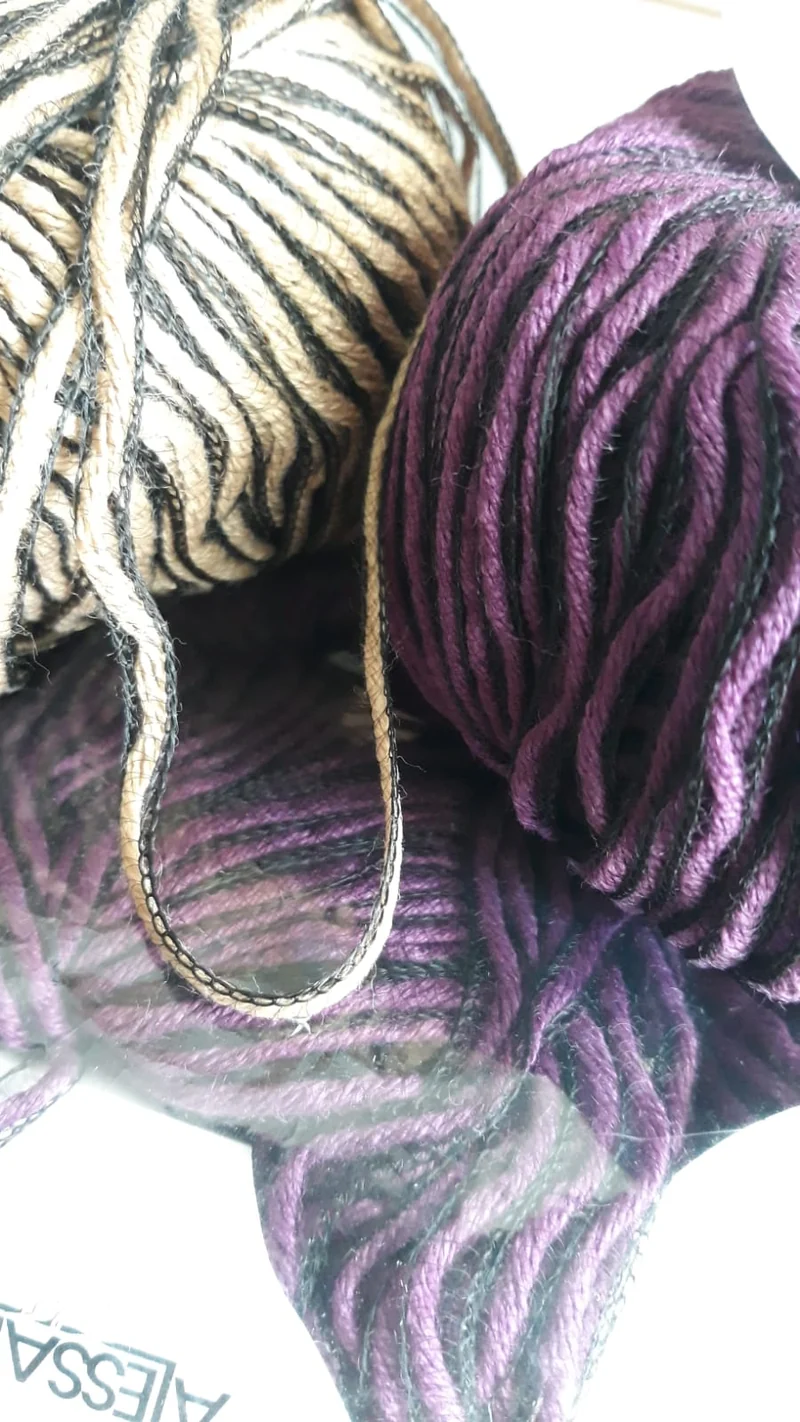 Colibrì di Alessandra, delicato ed elegante filato profilato. Mix di due fantasie. 650g.