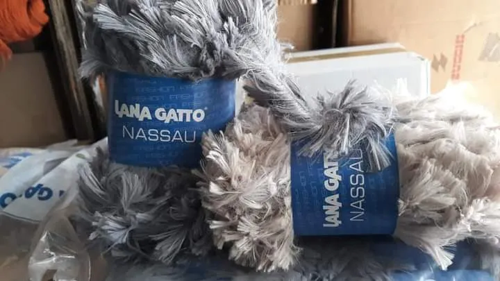 Filato moda Nassau Gatto, 100% poliestere in gomitoli di 100g.
