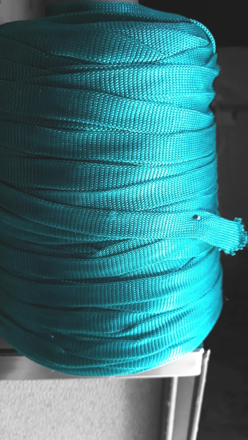 Fettuccia verde(in foto tende all'azzurro), rocca da 300g..