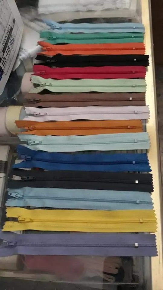 Set di 15 chiusure lampo, colori assortiti, 16 cm. 150g.