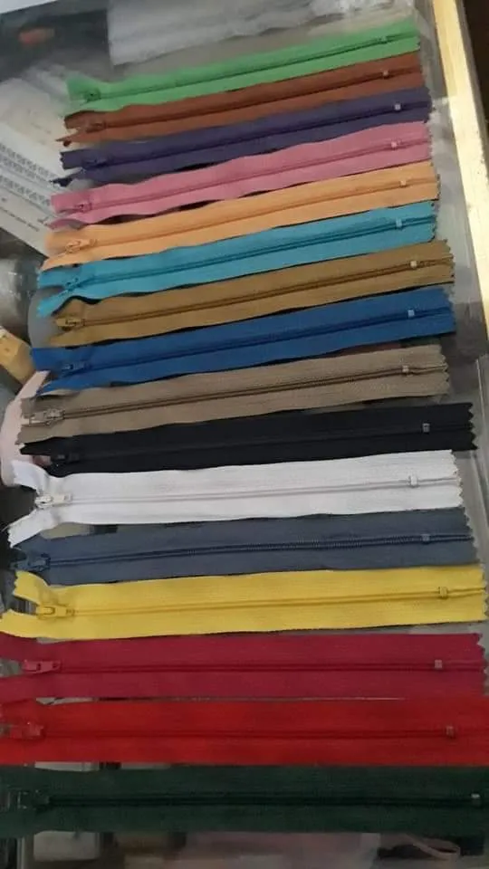 Set di 15 chiusure lampo, colori assortiti, 20 cm. 150g.
