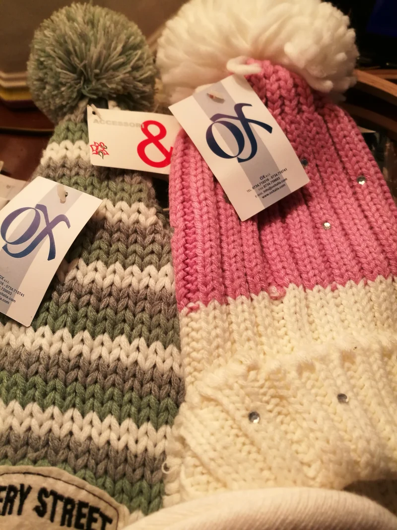 Tre cappelli fashon di lana. 700g.