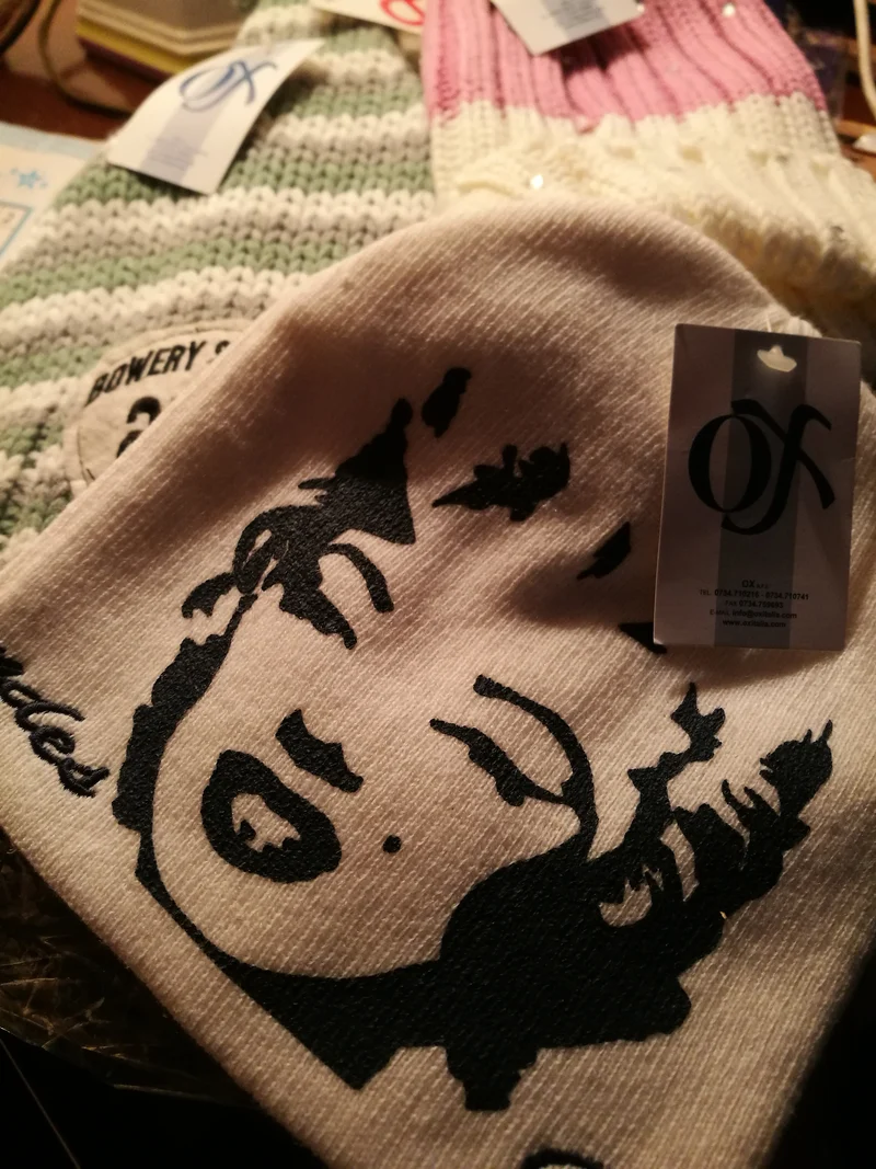 Tre cappelli fashon di lana. 700g.