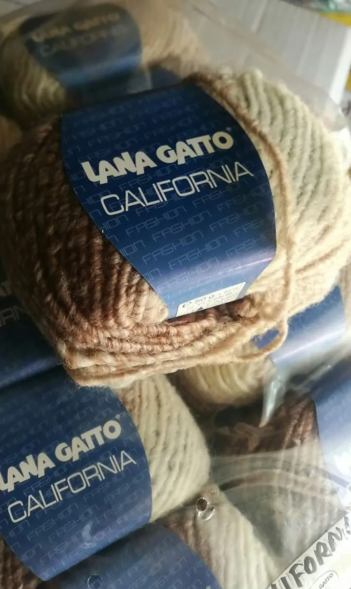 Lana Gatto California, misto lana(53%), ferri 5/6, 50g per 90m. 700g.