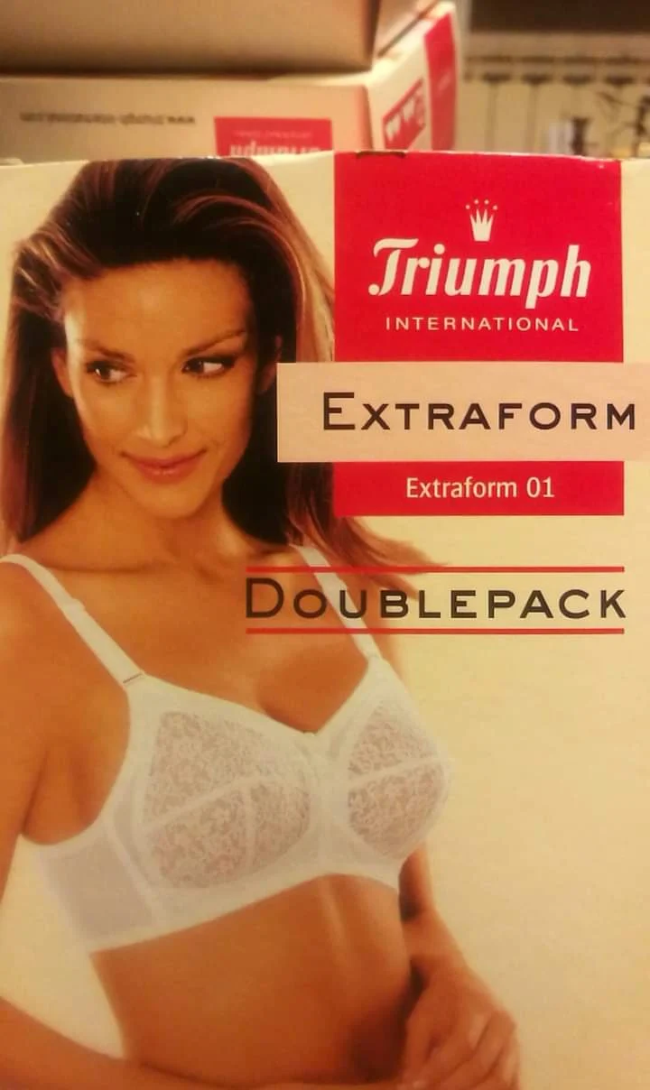 Due reggiseni Extraform 01 Triumph, senza ferretto, molto contenitivi. In offerta. 400g.