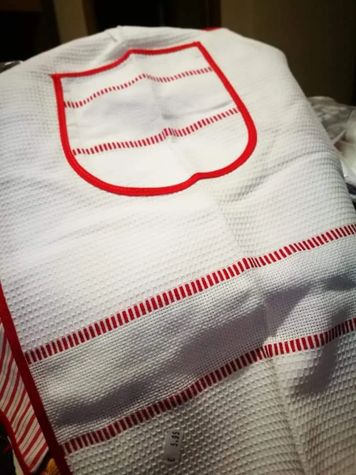 Regalate un grembiule di cotone con tela Aida da personalizzare,colori assortiti. 200g.