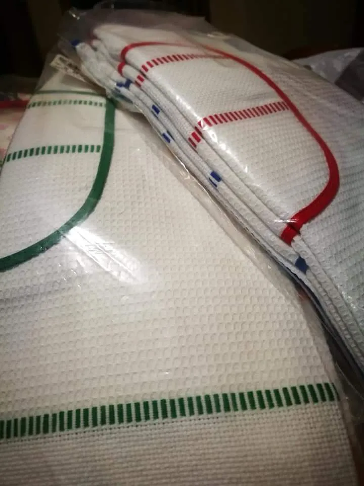 Regalate un grembiule di cotone con tela Aida da personalizzare,colori assortiti. 200g.