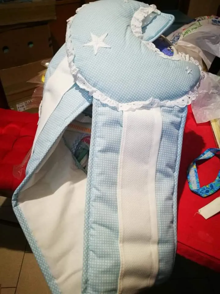 Romantica mezza luna, segna altezza bimbo, con tela Aida da personalizzare. 400g