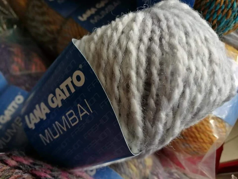 Filato moda Mumbai Gatto misto lana53%), ferri 7, confezione da 500g.