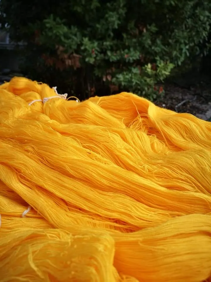 Uno splendido setificato giallo brillante, 1kg.