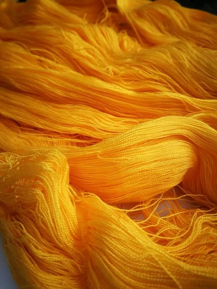 Uno splendido setificato giallo brillante, 1kg.