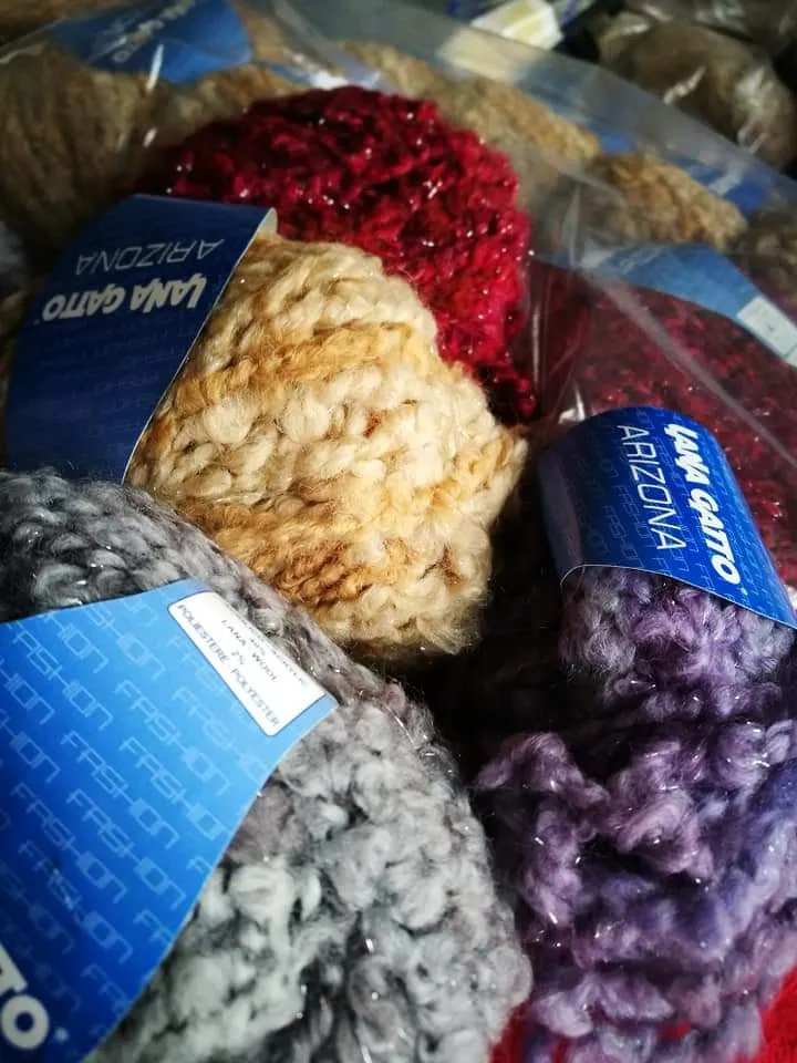 Mix and match di colori in foto Lana Gatto Arizona, filato glamour. 650g.