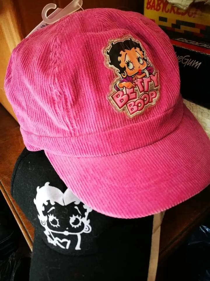 Cappello con visiera, ragazza e ragazzo, pratico e trend. 200g..