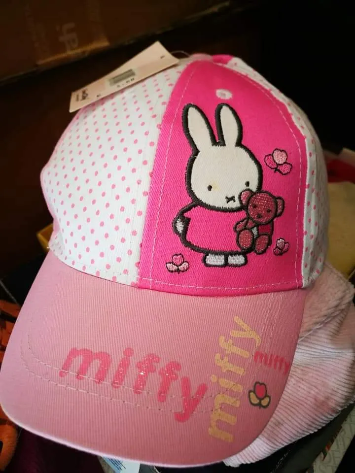 Cappello con visiera, ragazza e ragazzo, pratico e trend. 200g..