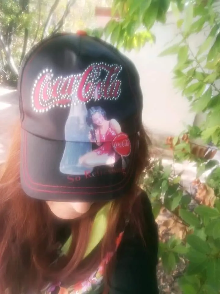 Cappello con visiera, ragazza e ragazzo, pratico e trend. 200g..