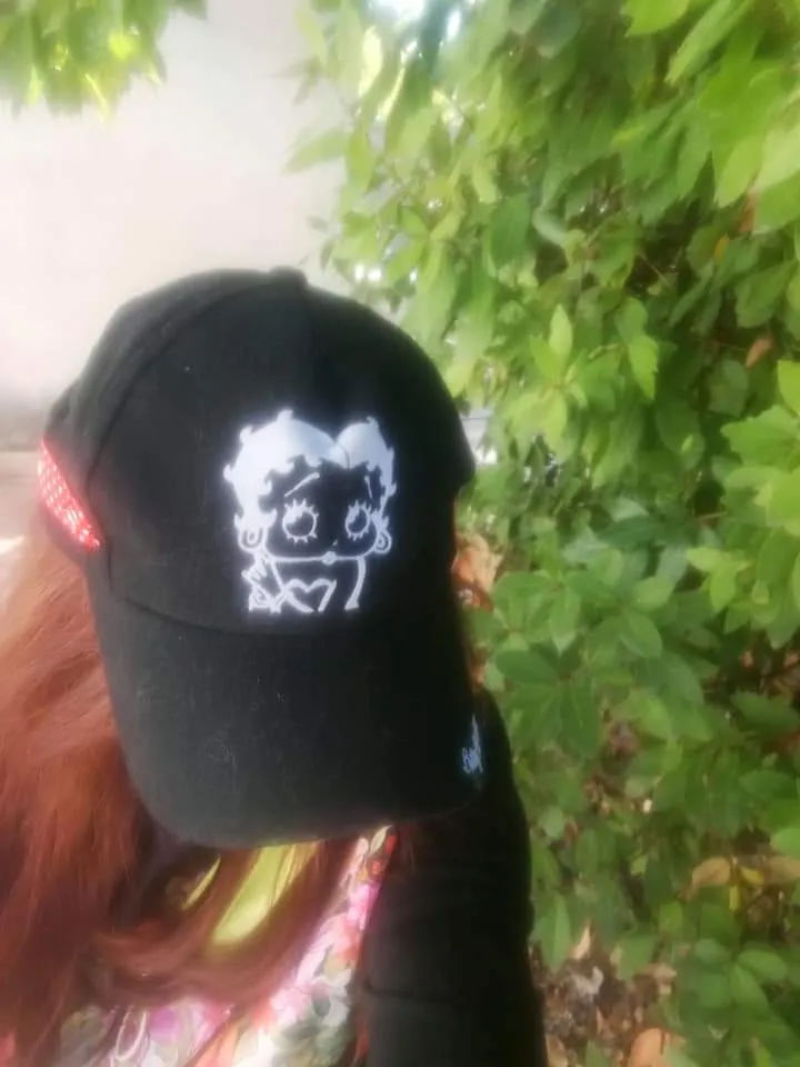 Cappello con visiera, ragazza e ragazzo, pratico e trend. 200g..