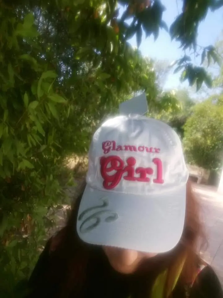 Cappello con visiera, ragazza e ragazzo, pratico e trend. 200g..