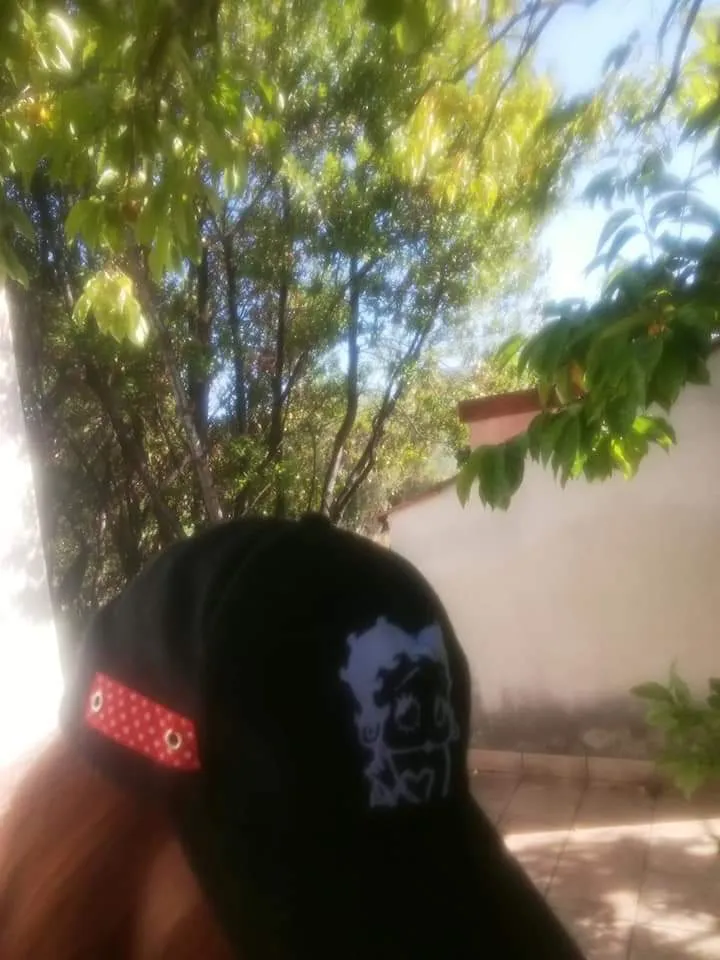 Cappello con visiera, ragazza e ragazzo, pratico e trend. 200g..