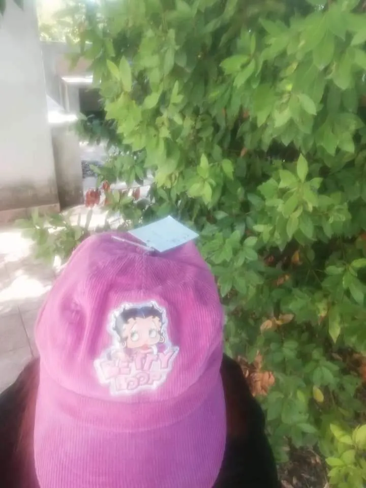 Cappello con visiera, ragazza e ragazzo, pratico e trend. 200g..