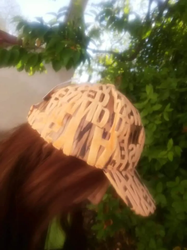 Cappello con visiera, ragazza e ragazzo, pratico e trend. 200g..