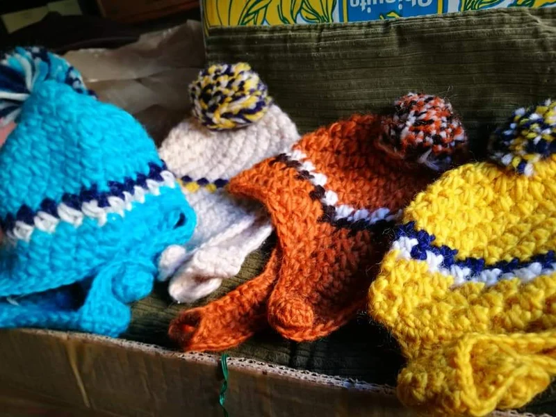 Cappelli vintage in lana. Quattro, colori assortiti. 400g.
