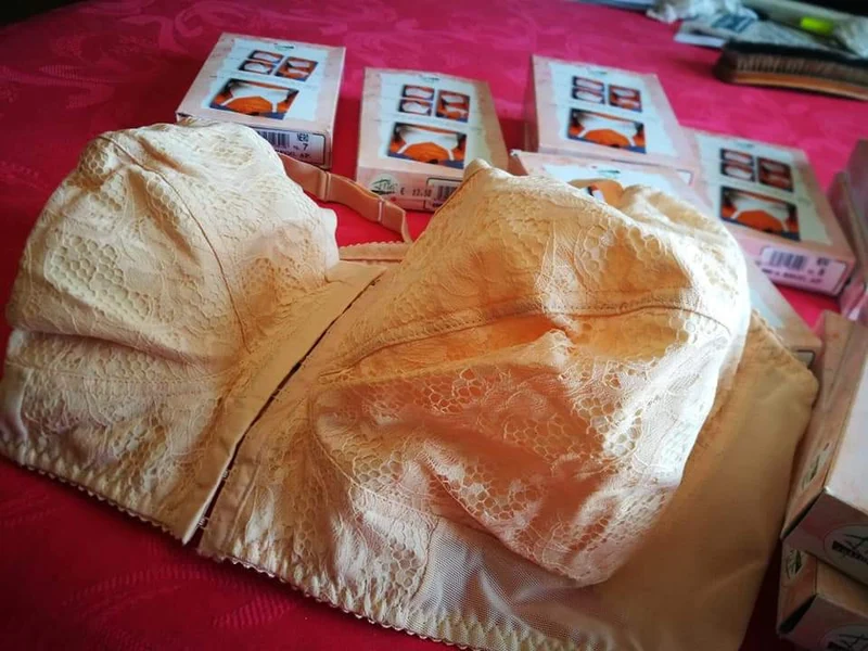 Corsetteria intimity Rita. Reggiseno con apertura anteriore, con spallina soffice che non comprime. Nero, nudo.
