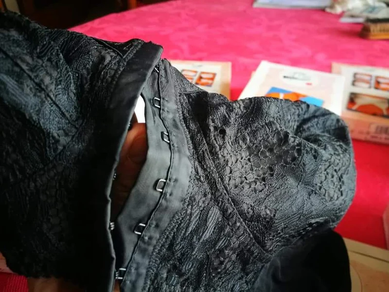 Corsetteria intimity Rita. Reggiseno con apertura anteriore, con spallina soffice che non comprime. Nero, nudo.