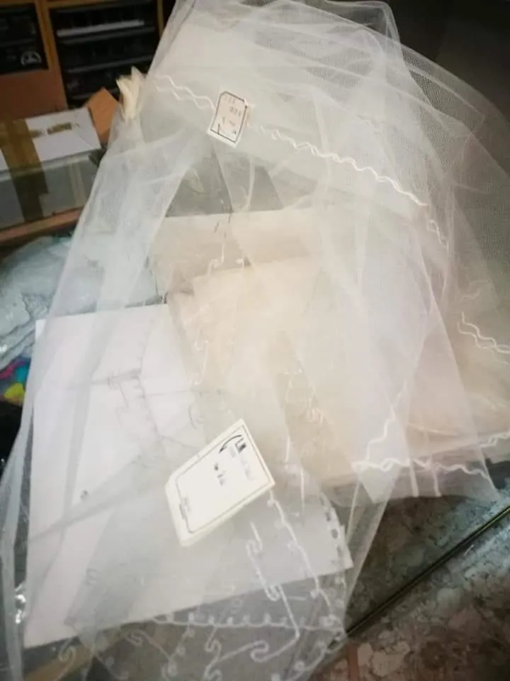 Due sciarpe vintage in velo di tulle, polvere e panna. 100g.