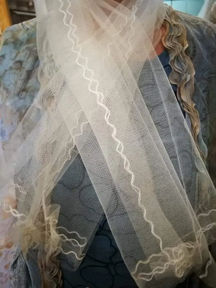 Due sciarpe vintage in velo di tulle, polvere e panna. 100g.