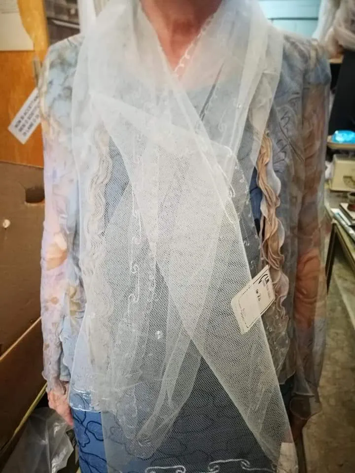 Due sciarpe vintage in velo di tulle, polvere e panna. 100g.