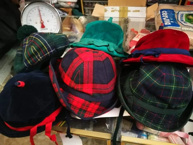 Sei cappelli vintage bimba, colori assortiti. 600g.