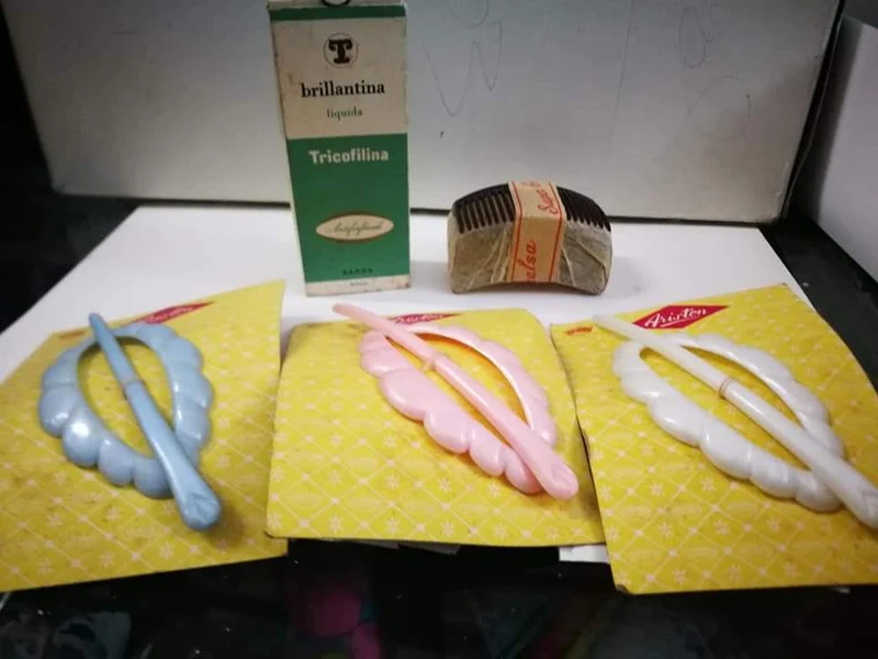 Vintage per collezionisti. Brillantina Tricofilina, confezione di pettinesse e tre fermagli capelli. 200g.