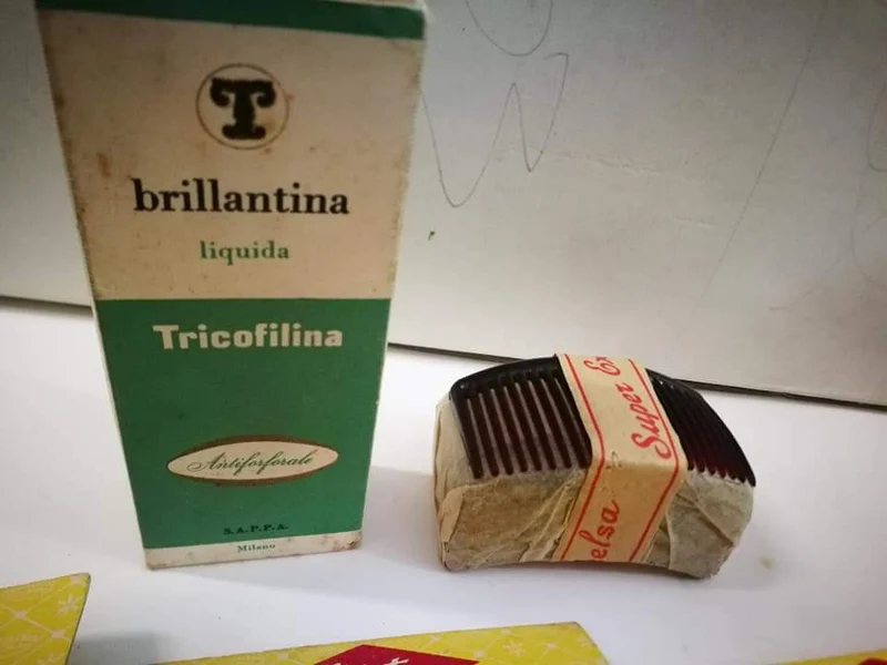 Vintage per collezionisti. Brillantina Tricofilina, confezione di pettinesse e tre fermagli capelli. 200g.